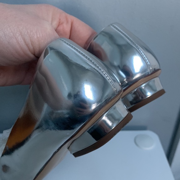 ❌sold❌ Authentic Ferragamo Viva leather silver mirror flats - Picture 14 of 17